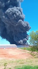 Una columna de humo se eleva en zona del Puerto Fénix, debido a un enorme incendio