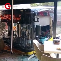 Üsküdar'da İETT otobüsü börekçiye girdi 4 yaralı