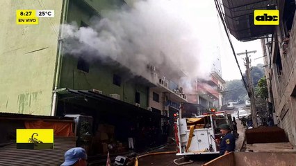 Gran incendio en edificio céntrico de Ciudad del Este: sitio funciona como depósito de juguetes