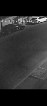 Video de como rompen el vidrio del vehículo de un periodista para robarle