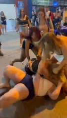 Dos grupos diferentes de “amigas y rivales” se toman a golpes en Coronel Oviedo