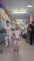 Video: niña de 6 años y médicos celebran el final del tratamiento contra un tumor