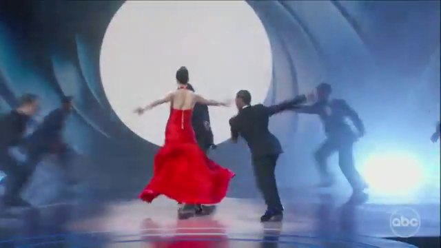 Margaret Qualley en el homenaje a la saga de James Bond