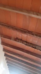 Techos de escuela en Caacupé se están por derrumbar.