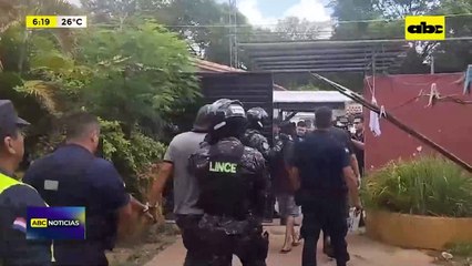 Detienen a tres hombres en un desarmadero tras persecución policial y recuperan auto robado