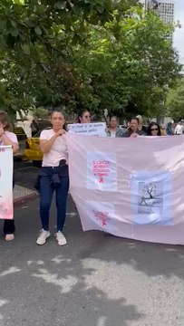 Pacientes oncológicos y padres de un niño que piden asistencia, en vigilia frente al Ministerio de Salud