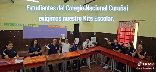 Alumnos reclaman por kits escolares