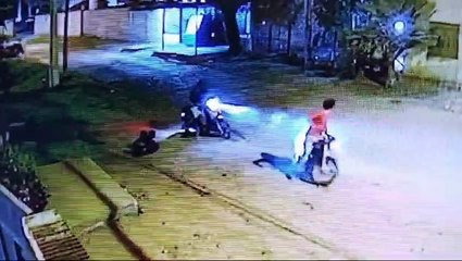 Así le robaron a una mujer su motocicleta en Limpio
