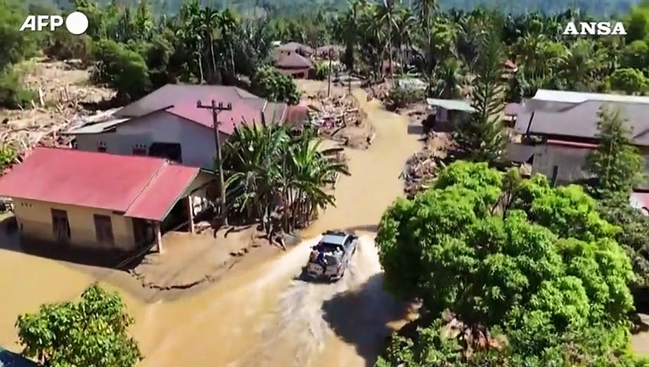 Alluvioni in Indonesia, Sumatra travolta da frane e inondazioni