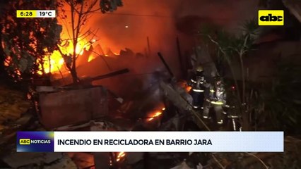 Incendio consumió una recicladora en el barrio Jara