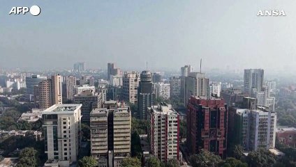 New Delhi, la grande metropoli indiana avvolta dallo smog