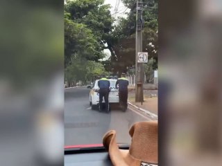 Agentes De La PMT Empujan Su Móvil