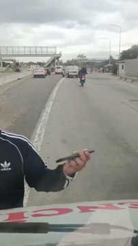 Piqueteros hacen peaje en Argentina para que conductores puedan circular