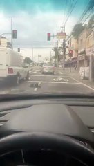 Idoso atropela bandido após assalto e tem carro alvejado por disparos