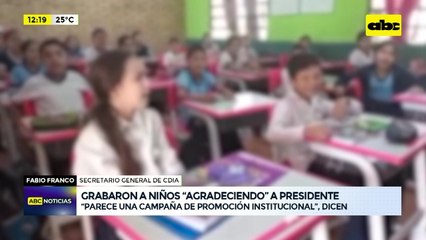 Niños, obligados a agradecer por pupitres: ¿qué dicen organismos encargados de protección?