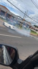vehículo hace drift en plena ruta PY02 en Itauguá