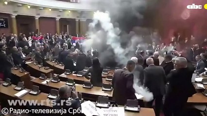 Varios heridos en un altercado con bombas de humo en el Parlamento de Serbia