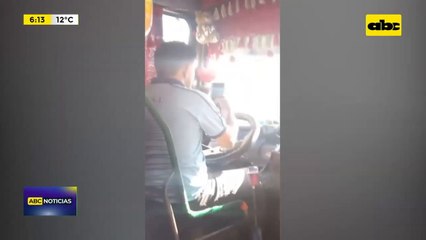 Pasajero grabó a varios choferes de colectivo usando el celular mientras manejaban