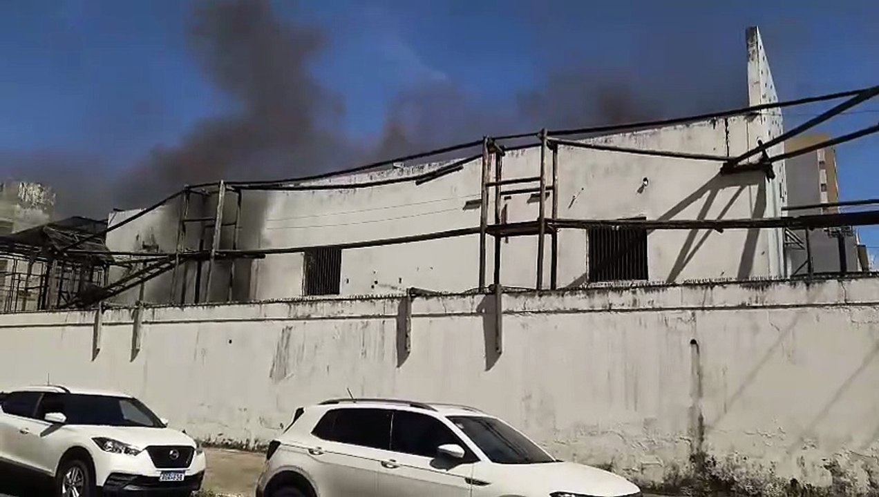 Vídeo mostra incêndio em antiga casa de festas na Jatiúca