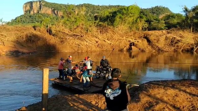 Pobladores usan improvisada balsa para cruzar el Río Aquidabán