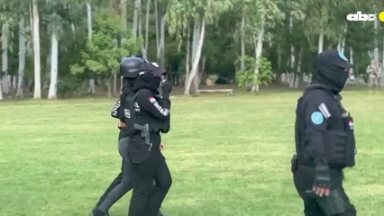 Gianina García Troche siendo trasladada