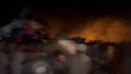 Multitud saquea un camión de carne y provoca incendio de pastizal