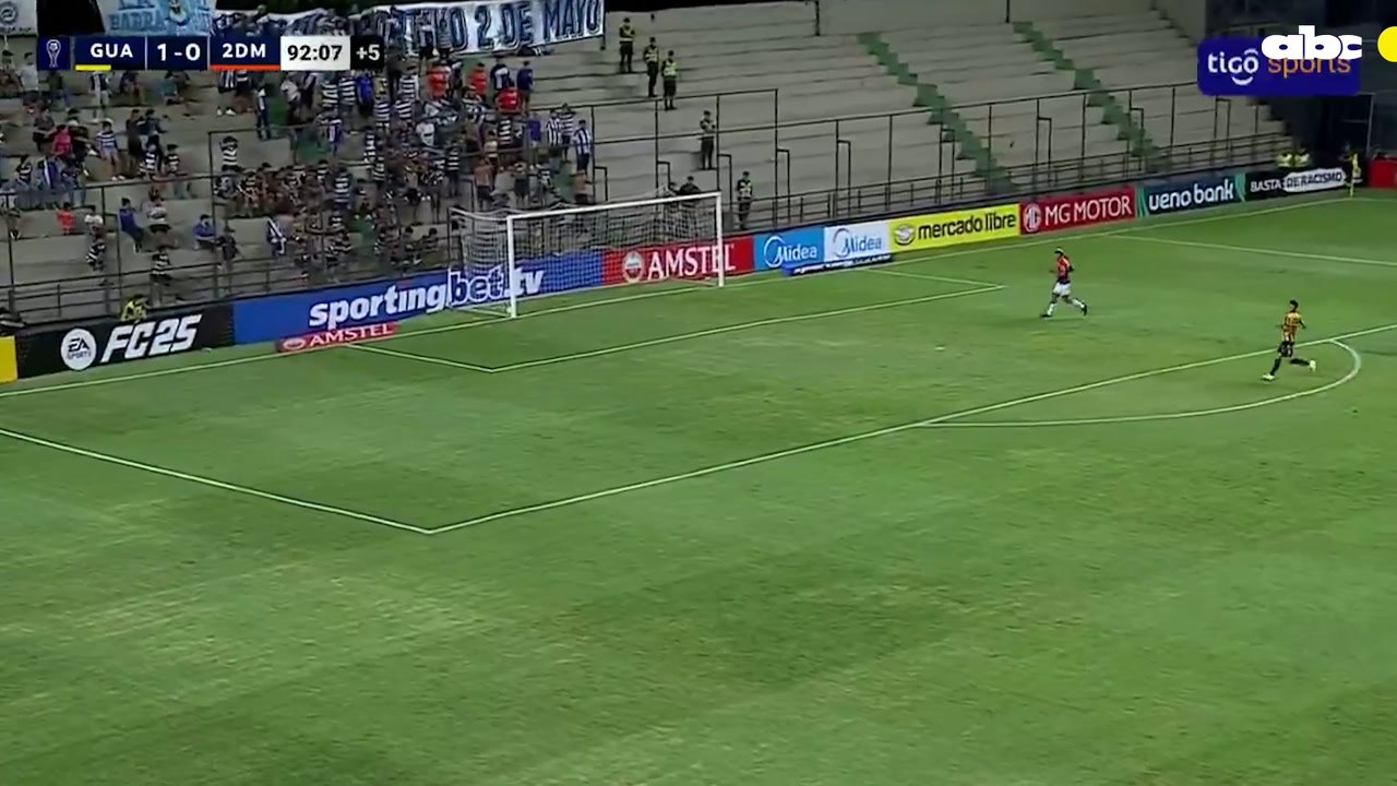 El error de Carlos Servin para el segundo gol de Guaraní.