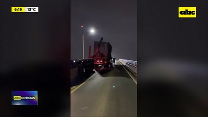 Contenedor cae sobre el Puente Remanso y genera caos vehicular