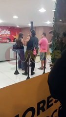 Fãs apontam favorecimento e abertura da venda de ingressos para show de Guns N’ Roses em Salvador gera tumulto em shopping