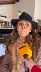 Celeste Amarilla Sobre Facturas En Su Feria