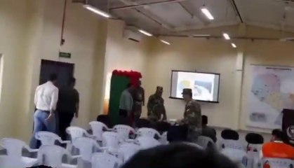 La “pichadura” de Santi por sillas vacías en acto en el Chaco