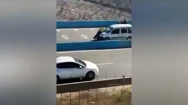 ¡Se lo llevó! Una furgoneta atropelló a un repartidor y lo llevó en capot tres kilómetros (VIDEO)