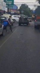 Camioneta circula con cepo y causa furor en redes