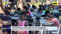 Niños tienen “flamantes” pupitres, pero siguen estudiando bajo árboles