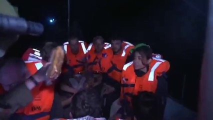 Imágenes que muestran a miembros de la Flotilla de la Libertad tras ser detenidos por la Armada israelí.