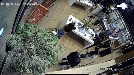 Filman a pareja robando celulares