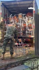 Gobierno de Peña trata con “desprecio” sillas nuevas, que cambia por pupitres chinos