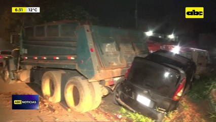 Camión tumba perdió el control y dejó cuantiosos daños