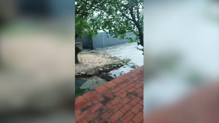 Temporal arrastra una barcaza que choca contra una vivienda en el Club Mbigua