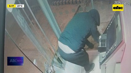Lo intentó, pero no se pudo: hombre manipuló cajero y la alarma se activó