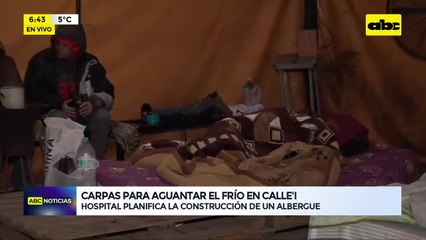 Calle’i: familiares de pacientes se resguardan del frío bajo carpas