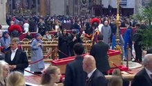 Latorre y su esposa despiden al Papa, ante ausencia de Peña