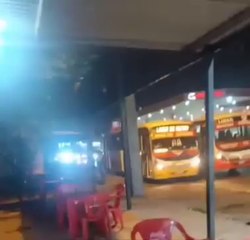 Choferes de buses se enfrentan a martillazos y pedradas en plena calle