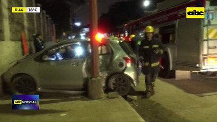 Accidente en Av. Mcal. López: vehículo impactó contra una columna