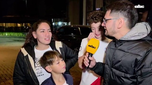 Los hinchas albirrojos en el hotel de la selección en Brasil