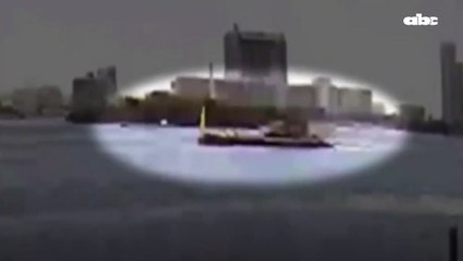 El momento del choque de la barcaza con el velero