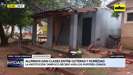 Goteras, mobiliarios a medias y clases bajo carpas: así se estudia en las escuelas públicas