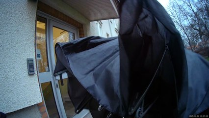 På väg hem efter varit på Lidl på Västhaga i Örebro. 3 Dec. 2025