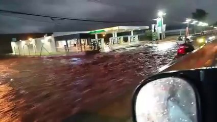 Intensa lluvia provoca caos vehicular en la ruta PY02