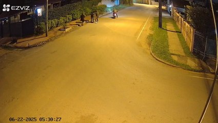 Circuito cerrado capta violento asalto a joven en Luque